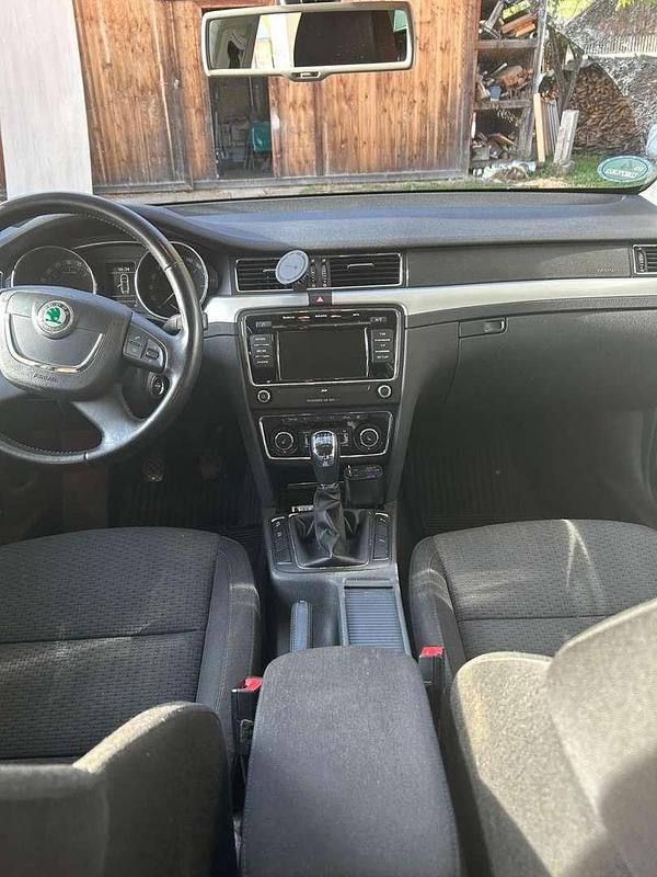 Gebraucht Skoda Superb Elegance 140 PS (102 kW) 2012 Kombi