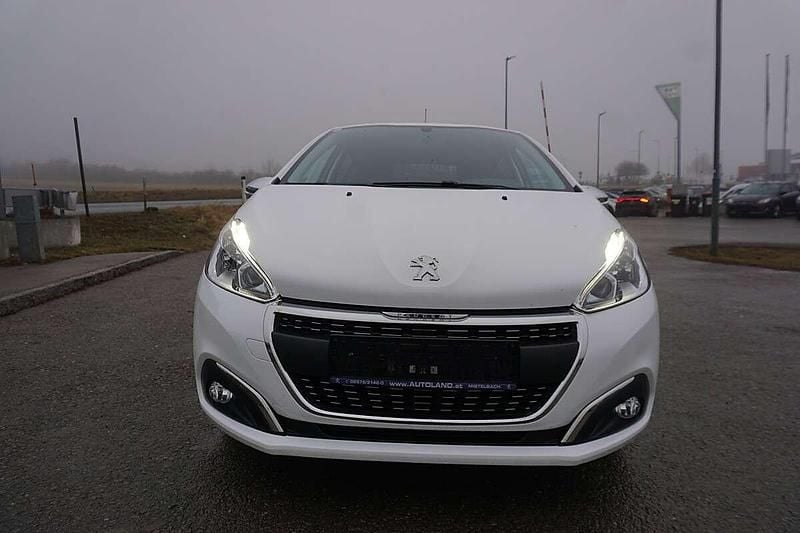 Weiß Gebraucht 2015 Peugeot 208 Kleinwagen | € 6.890 (Guter Preis) - Bild 1/4