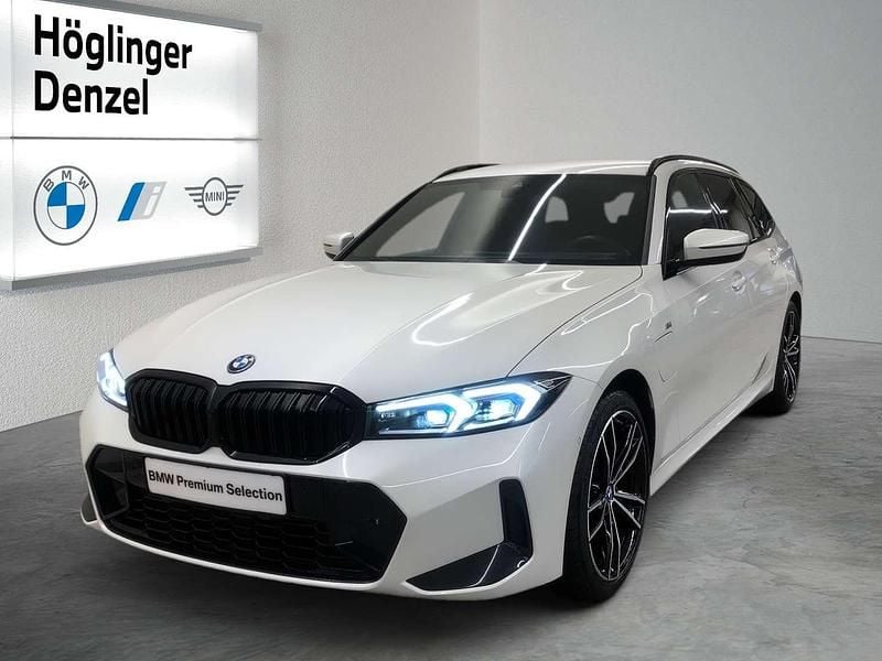 Mineralweiß Gebraucht 2023 BMW 330e Kombi | € 53.690 - Bild 1/4
