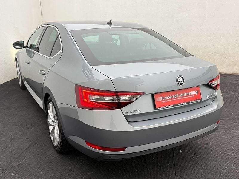 Gebraucht Skoda Superb Style 150 PS (110 kW) 2016 Grau Kleinwagen