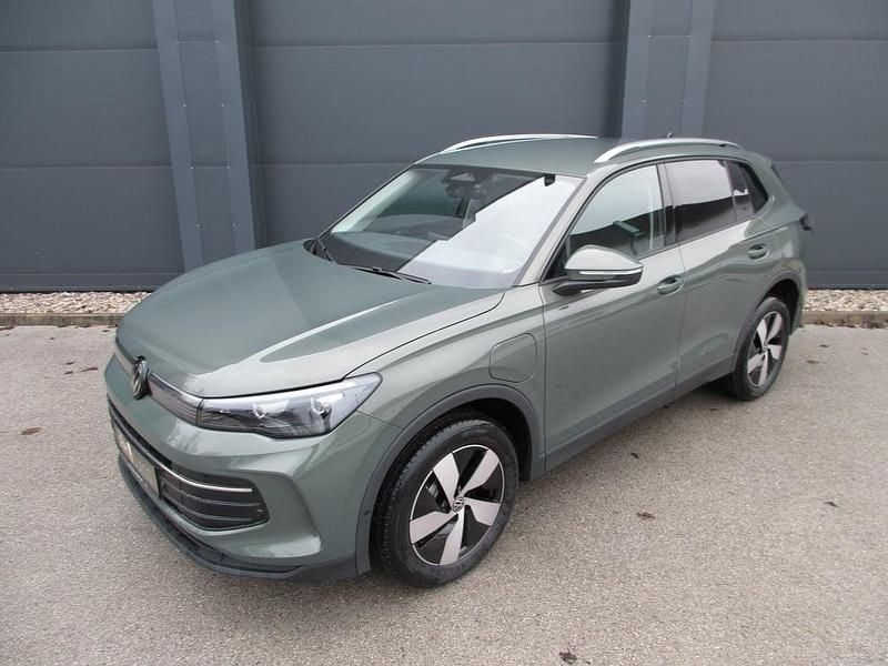 Neu VW Tiguan 204 PS (150 kW) 2025 Mittelgrün metallic SUV