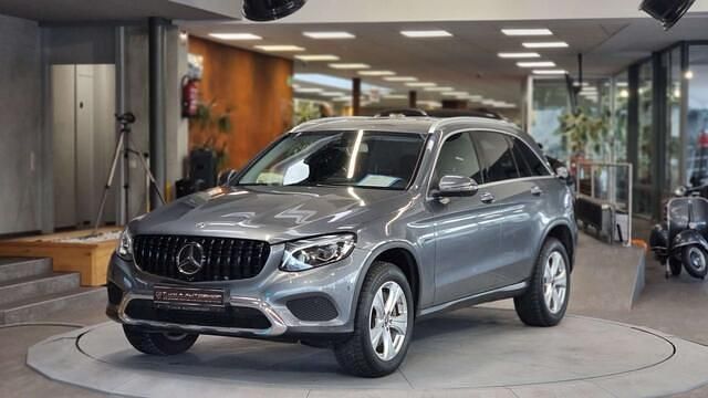 Grau Gebraucht 2018 Mercedes GLC350 SUV | € 26.930 (Fairer Preis) - Bild 1/4