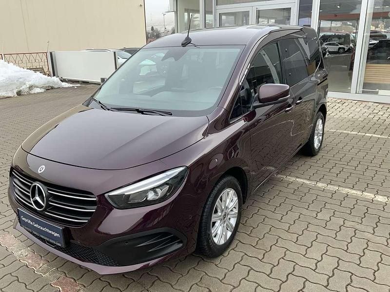 Gebraucht Mercedes T180 116 PS (85 kW) 2022 Rot Van / Kleinbus