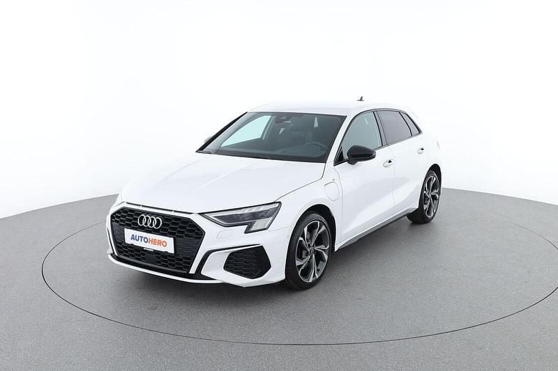 Weiß Gebraucht 2021 Audi A3 Sportback S-Line Kleinwagen | € 23.590 - Bild 1/3