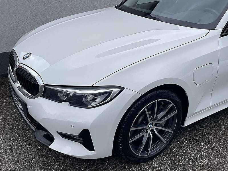 Gebraucht BMW 330e Sport Line 184 PS (135 kW) 2021 Weiß Kombi