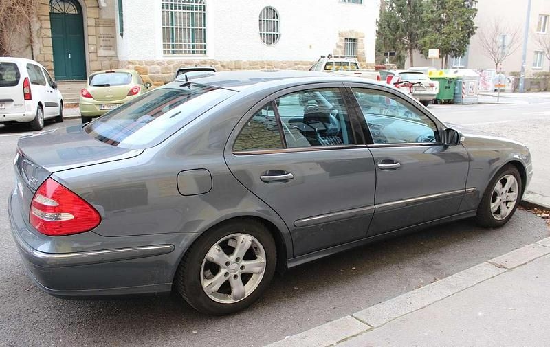 Gebraucht Mercedes E200 Avantgarde 122 PS (89 kW) 2006 Blau Limousine