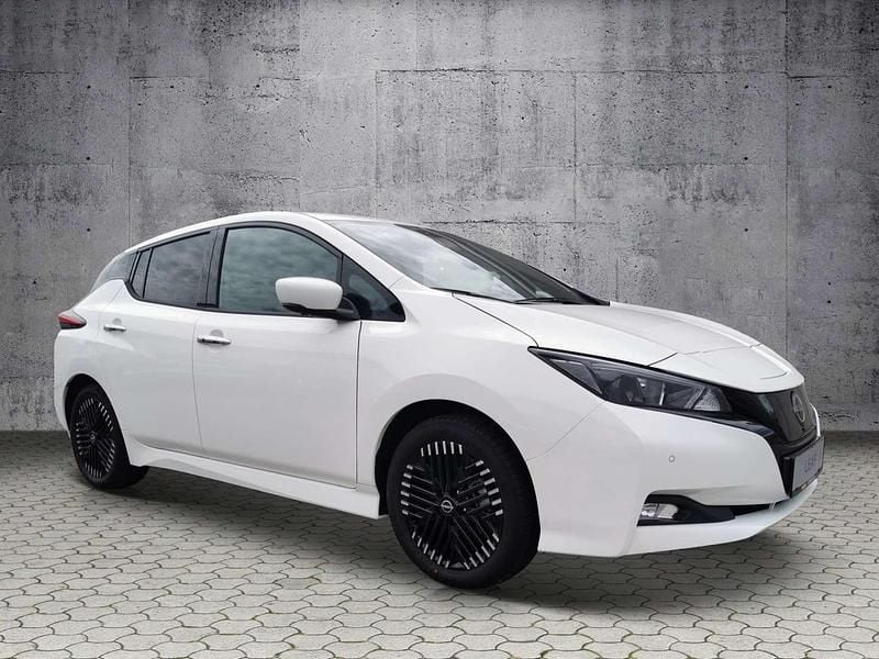 Gebraucht Nissan Leaf N-Connecta 110 kW (150 PS) 2023 Weiß Kleinwagen