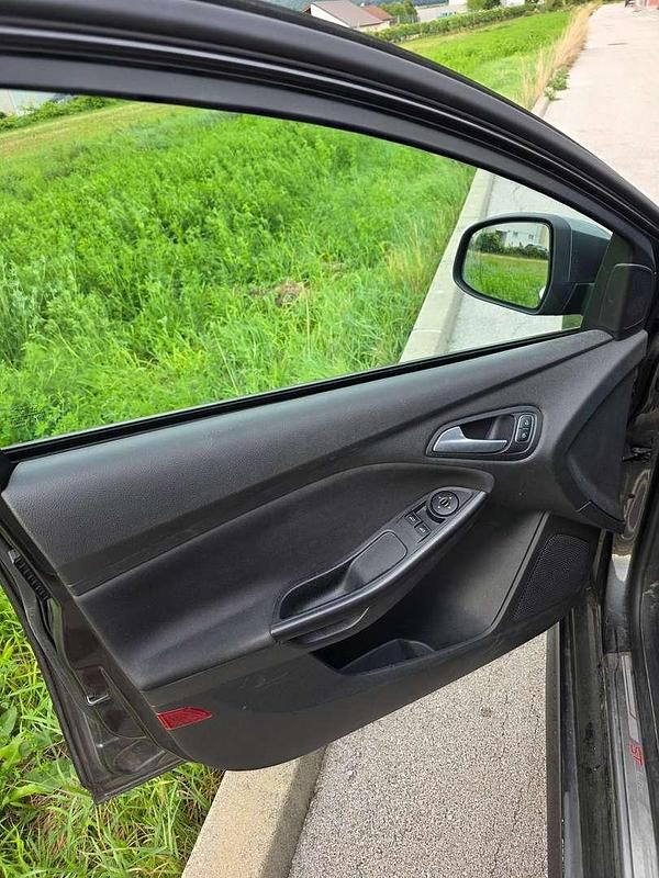 Gebraucht Ford Focus 125 PS (91 kW) 2017 Grau Limousine