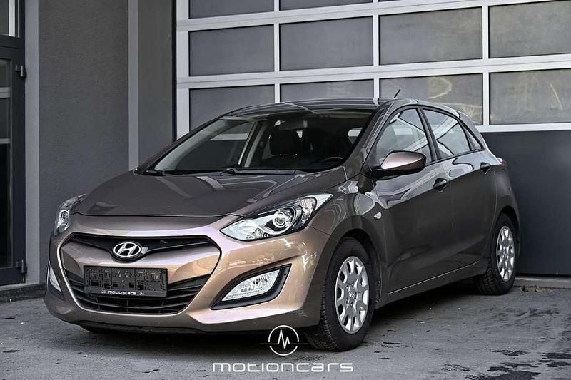 Braun Gebraucht 2014 Hyundai i30 Comfort Limousine | € 3.980 - Bild 1/4