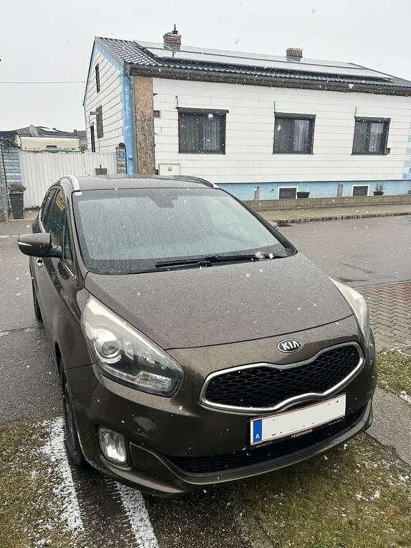 Gebraucht Kia Carens Gold 116 PS (85 kW) 2014 Braun Van / Kleinbus