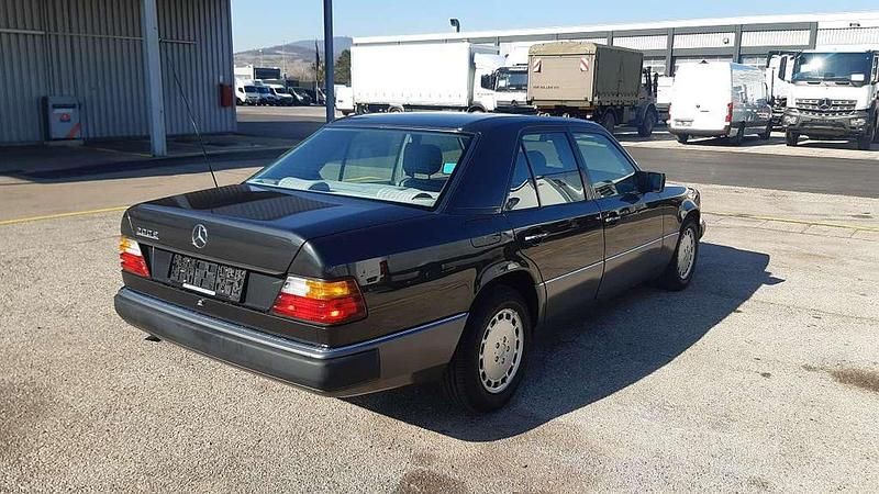 Gebraucht Mercedes E200 118 PS (86 kW) 1990 Schwarz Limousine