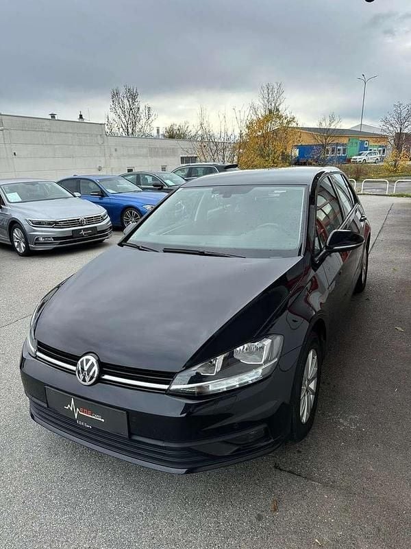 Gebraucht VW Golf VII Trendline 110 PS (80 kW) 2018 Schwarz Kleinwagen