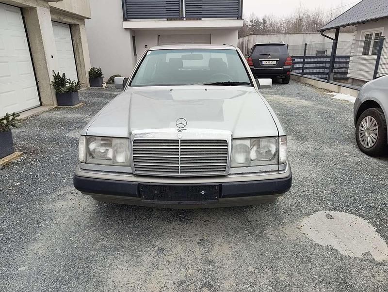 Gebraucht Mercedes E300 103 PS (75 kW) 1990 Silber Limousine