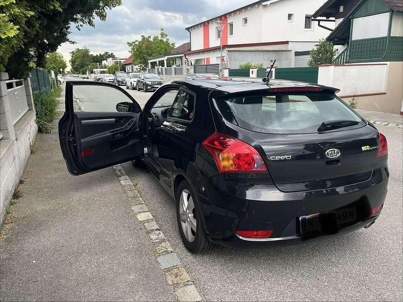 Gebraucht Kia ProCeed 90 PS (66 kW) 2012 Schwarz Kleinwagen