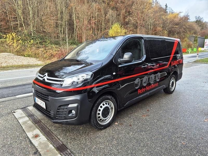 Schwarz Gebraucht 2023 Citroën Jumpy Comfort Van / Kleinbus | € 30.280 (Teuer) - Bild 1/4