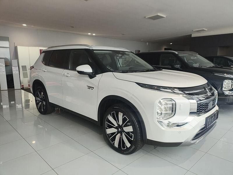 Neu Mitsubishi Outlander P-HEV Intense 136 PS (100 kW) 2026 SUV