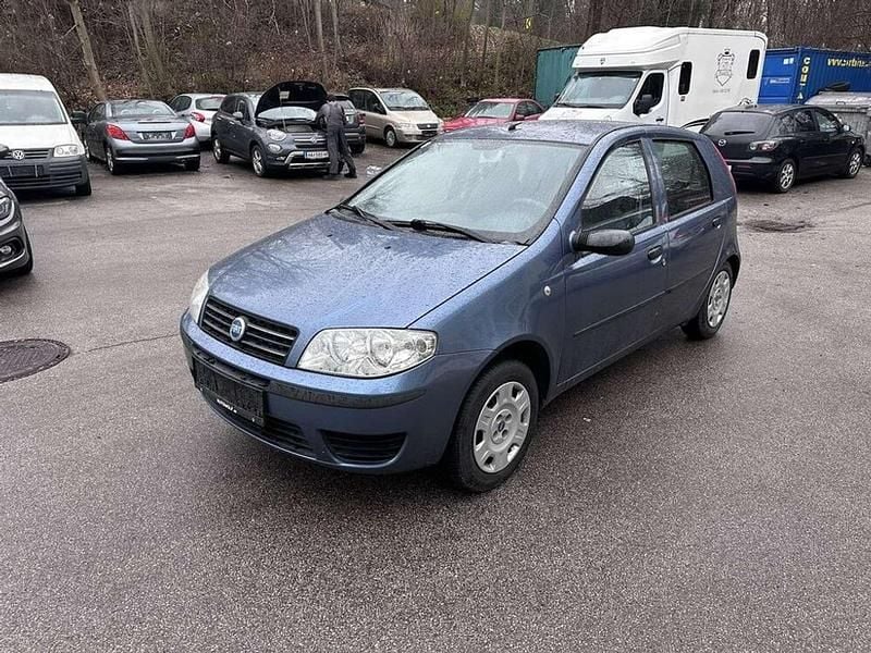Blau Gebraucht 2004 Fiat Punto Active Limousine | € 3.800 - Bild 1/4
