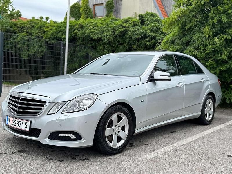 Grau Gebraucht 2010 Mercedes E350 Avantgarde Limousine | € 9.800 (Fairer Preis) - Bild 1/4
