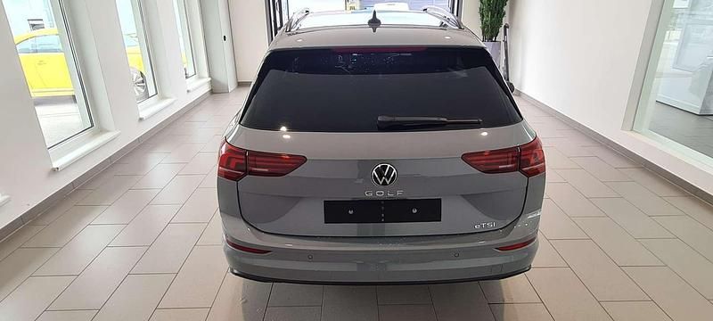 Gebraucht VW Golf VIII Life 116 PS (85 kW) 2024 Grau Kombi