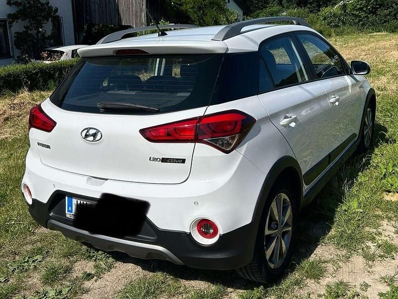 Weiß Gebraucht 2016 Hyundai i20 Active Limousine | € 7.990 (Fairer Preis) - Bild 1/4