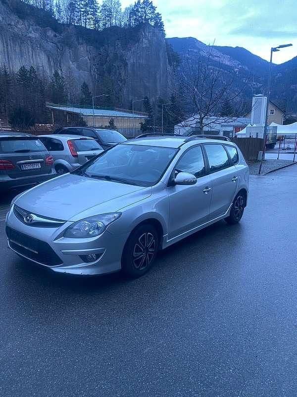 Gebraucht Hyundai i30 90 PS (66 kW) 2011 Silber Kombi