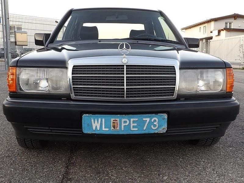 Blauschwarz Gebraucht 1992 Mercedes 190 Limousine | € 9.999 - Bild 1/4