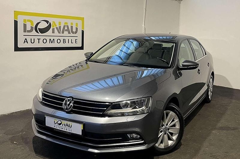 Grau Gebraucht 2015 VW Jetta Highline Limousine | € 13.790 - Bild 1/4