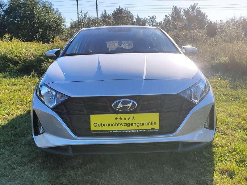Grau Gebraucht 2022 Hyundai i20 Select Limousine | € 14.400 (Superpreis) - Bild 1/4