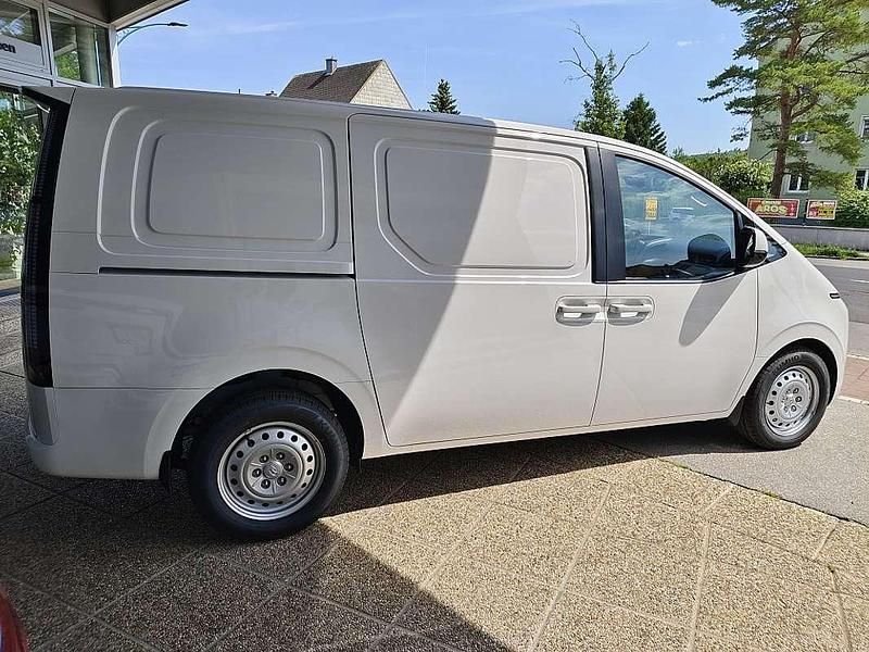 Gebraucht Hyundai Staria 160 PS (117 kW) 2024 Weiß Van / Kleinbus