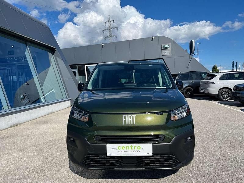 Neu Fiat Doblò Tech 131 PS (96 kW) 2025 Grün Van / Kleinbus