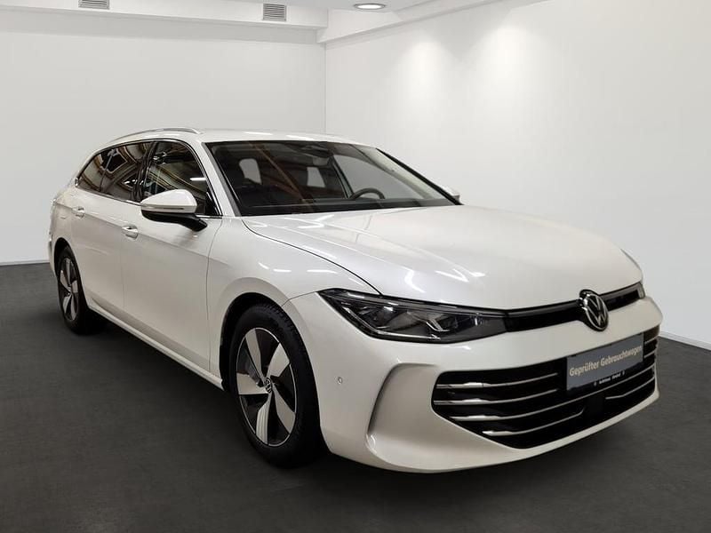 Gebraucht VW Passat Elegance 150 PS (110 kW) 2025 Weiss  metallic Kombi