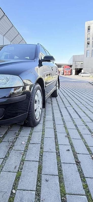 Schwarz Gebraucht 2006 Skoda Octavia Classic Kombi | € 3.600 (Etwas zu teuer) - Bild 1/4