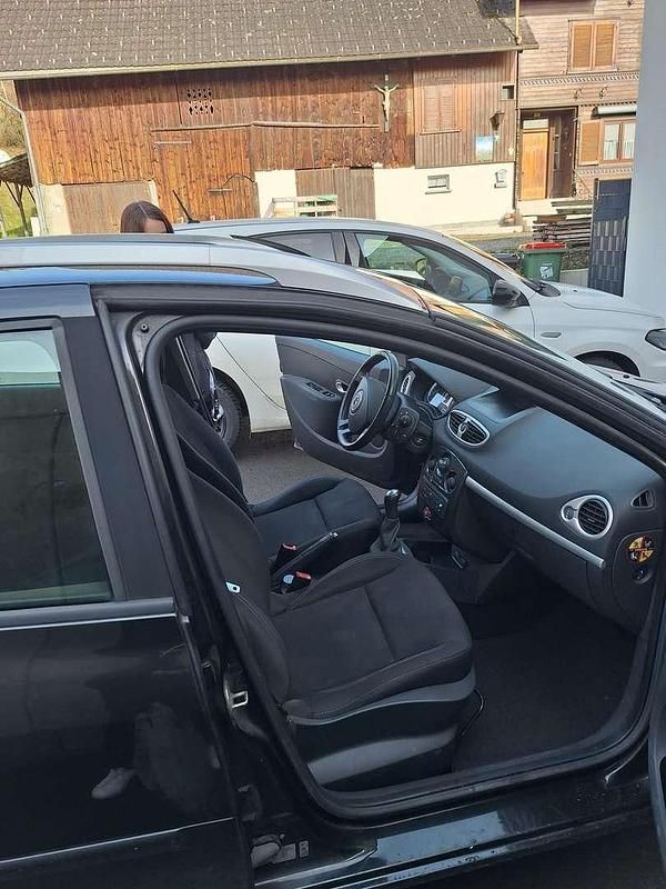 Gebraucht Renault Clio GrandTour Dynamique 103 PS (75 kW) 2011 Schwarz Kombi