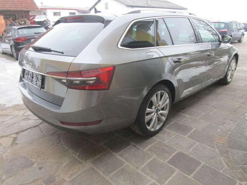 Gebraucht Skoda Superb Style 150 PS (110 kW) 2022 Grau Kombi