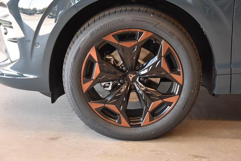 Neu Cupra Terramar 150 PS (110 kW) 2025 Dunkelblau  normal SUV