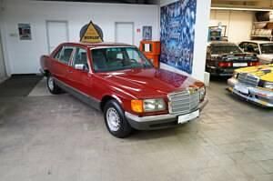 Rot Gebraucht 1982 Mercedes 500 Limousine | € 29.990 - Bild 1/4