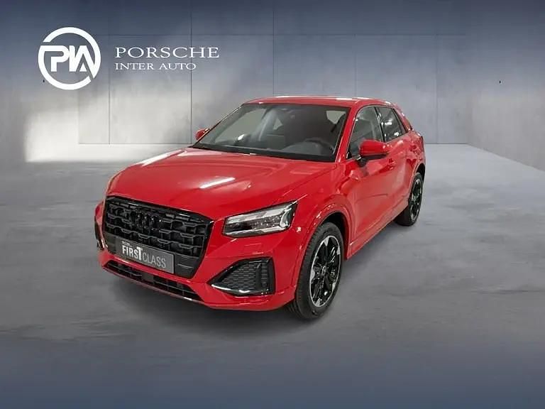 Mittelrot metallic Neu 2025 Audi Q2 Admired SUV | € 38.290 (Etwas zu teuer) - Bild 1/4