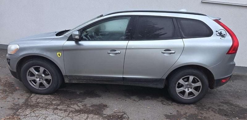 Grau Gebraucht 2009 Volvo XC60 Basis SUV | € 3.500 - Bild 1/4