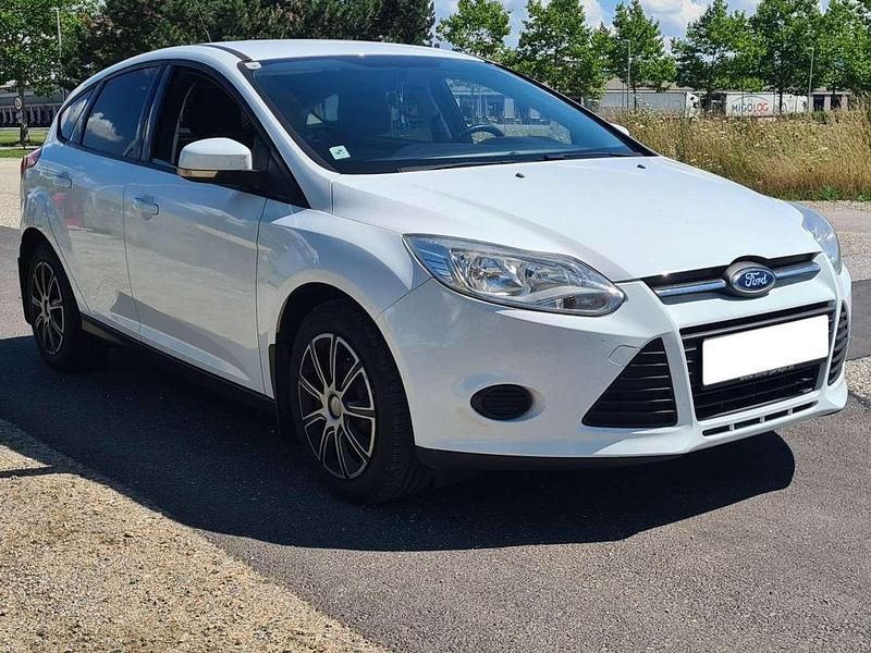 Weiß Gebraucht 2012 Ford Focus Trend Limousine | € 7.100 (Fairer Preis) - Bild 1/4