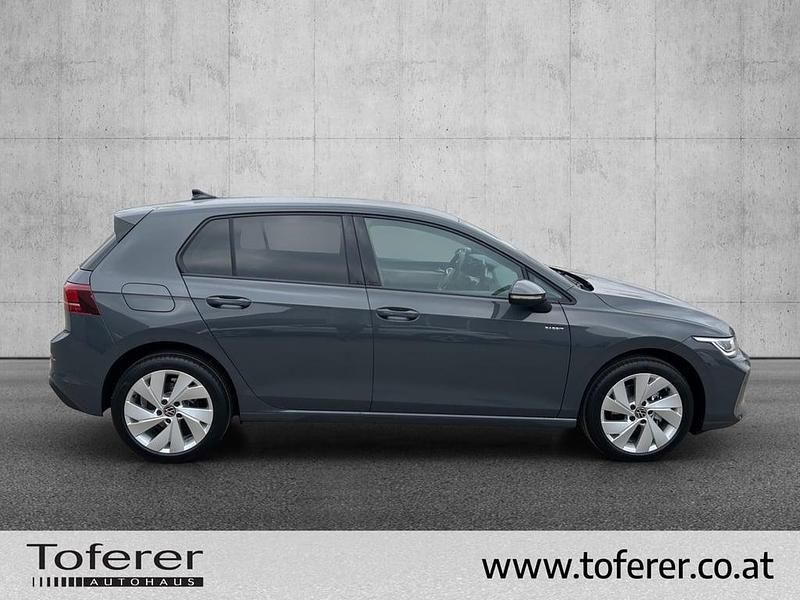 Neu VW Golf VIII 115 PS (84 kW) 2026 Mittelgrau  metallic