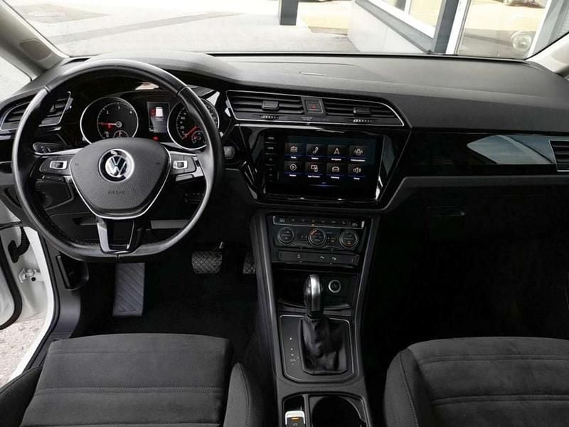 Gebraucht VW Touran 150 PS (110 kW) 2022 Weiß Van / Kleinbus