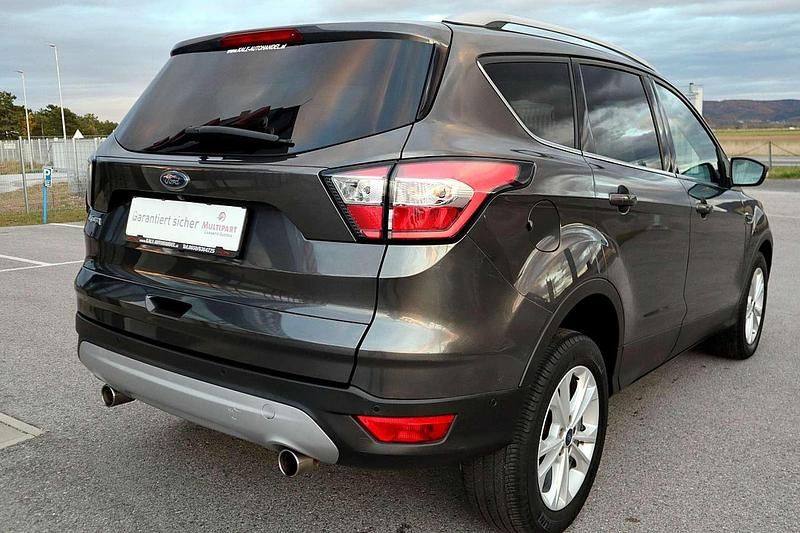 Gebraucht Ford Kuga Titanium 120 PS (88 kW) 2018 Grau SUV