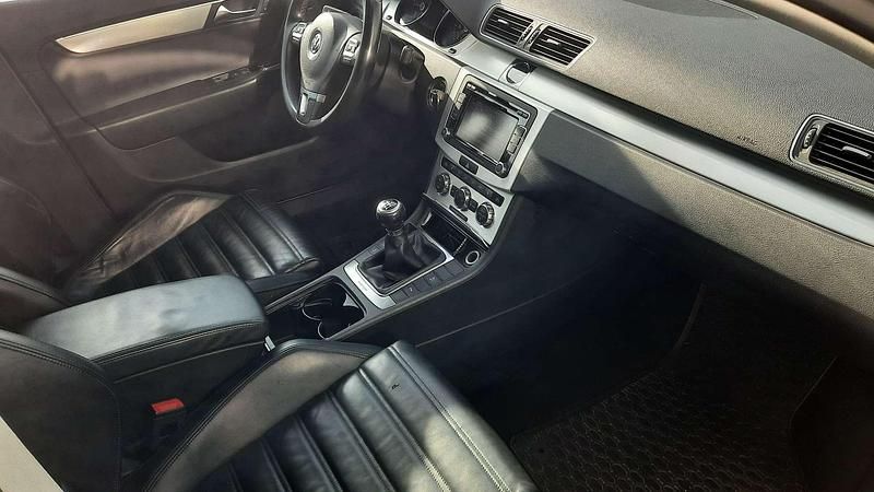 Gebraucht VW Passat 140 PS (102 kW) 2012 Gold Kombi