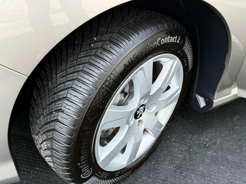 Gebraucht Peugeot 308 Active 111 PS (81 kW) 2011 Grau Kleinwagen