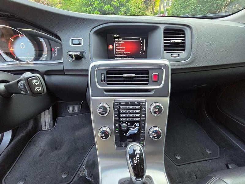 Schwarz Gebraucht 2016 Volvo V60 Summum Kombi | € 14.400 (Fairer Preis) - Bild 1/4