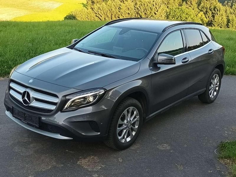 Grau Gebraucht 2016 Mercedes GLA180 SUV | € 19.500 (Fairer Preis) - Bild 1/4