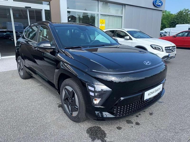 Neu Hyundai Kona 33 kW (45 PS) 2025 Abyss black SUV