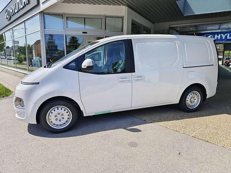 Gebraucht Hyundai Staria 160 PS (117 kW) 2024 Weiß Van / Kleinbus