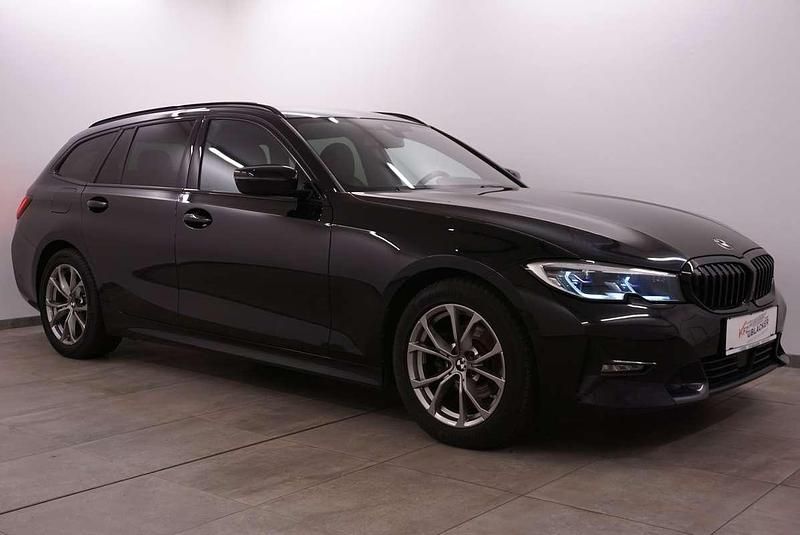 Schwarz Gebraucht 2022 BMW 318 Shadowline Kombi | € 25.990 (Superpreis) - Bild 1/4