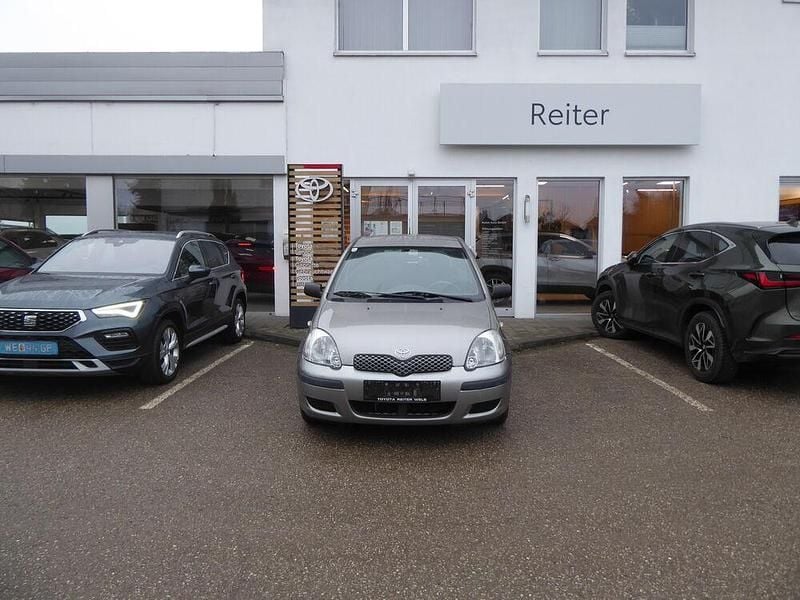 Grau Gebraucht 2003 Toyota Yaris Luna Kleinwagen | € 2.990 - Bild 1/4